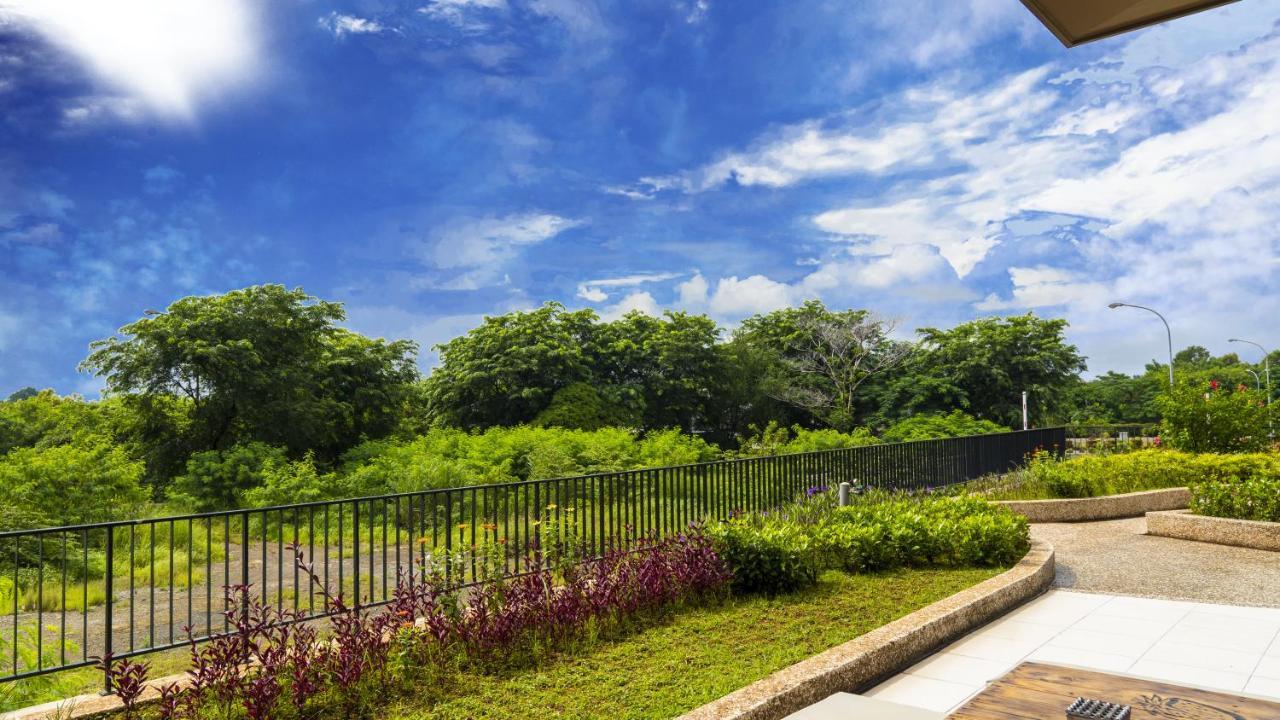 Azalea Suites Cikarang By Jayakarta Group ภายนอก รูปภาพ